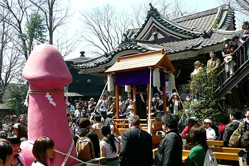 Lễ hội rước "của quý" ở Nhật Bản